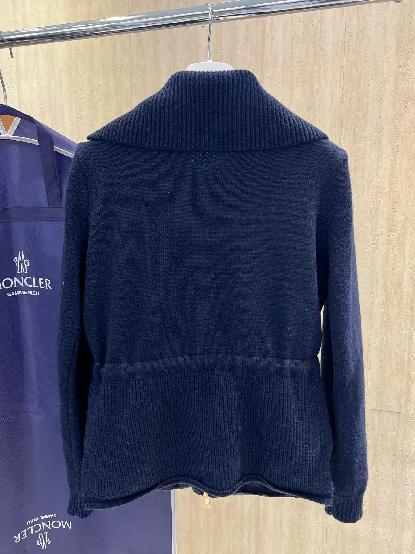 Moncler ， 。 、 、 ， 。 ：Y 6001 ：Navy Blue ，Khaki Size：SML